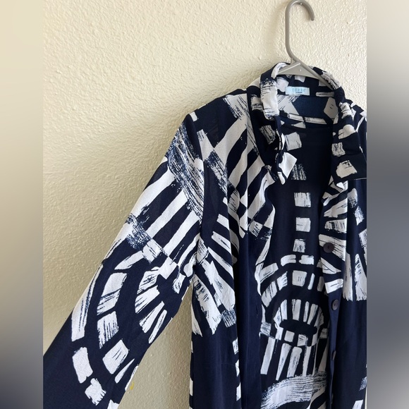 TERRA by SJ Apparel button up 3/4 sleeve
Navy blue / white Size small - Picture 3 of 10